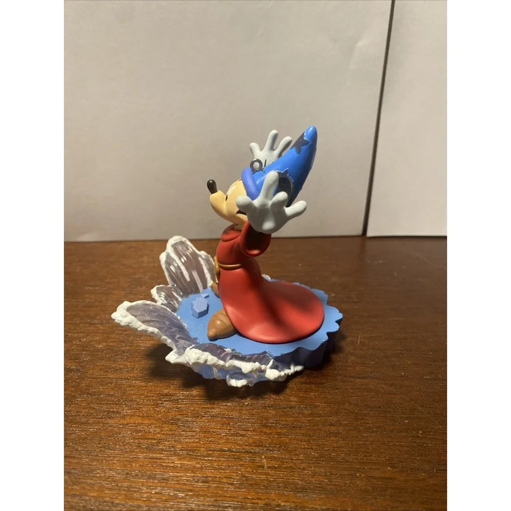 2004 Hallmark Keepsake‎ Ornament featuring